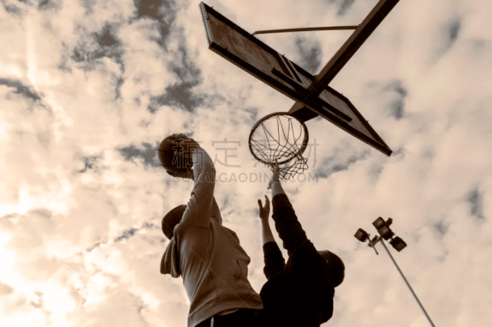 乔治娜分享晚宴照片：C罗与苹果公司CEO库克合影